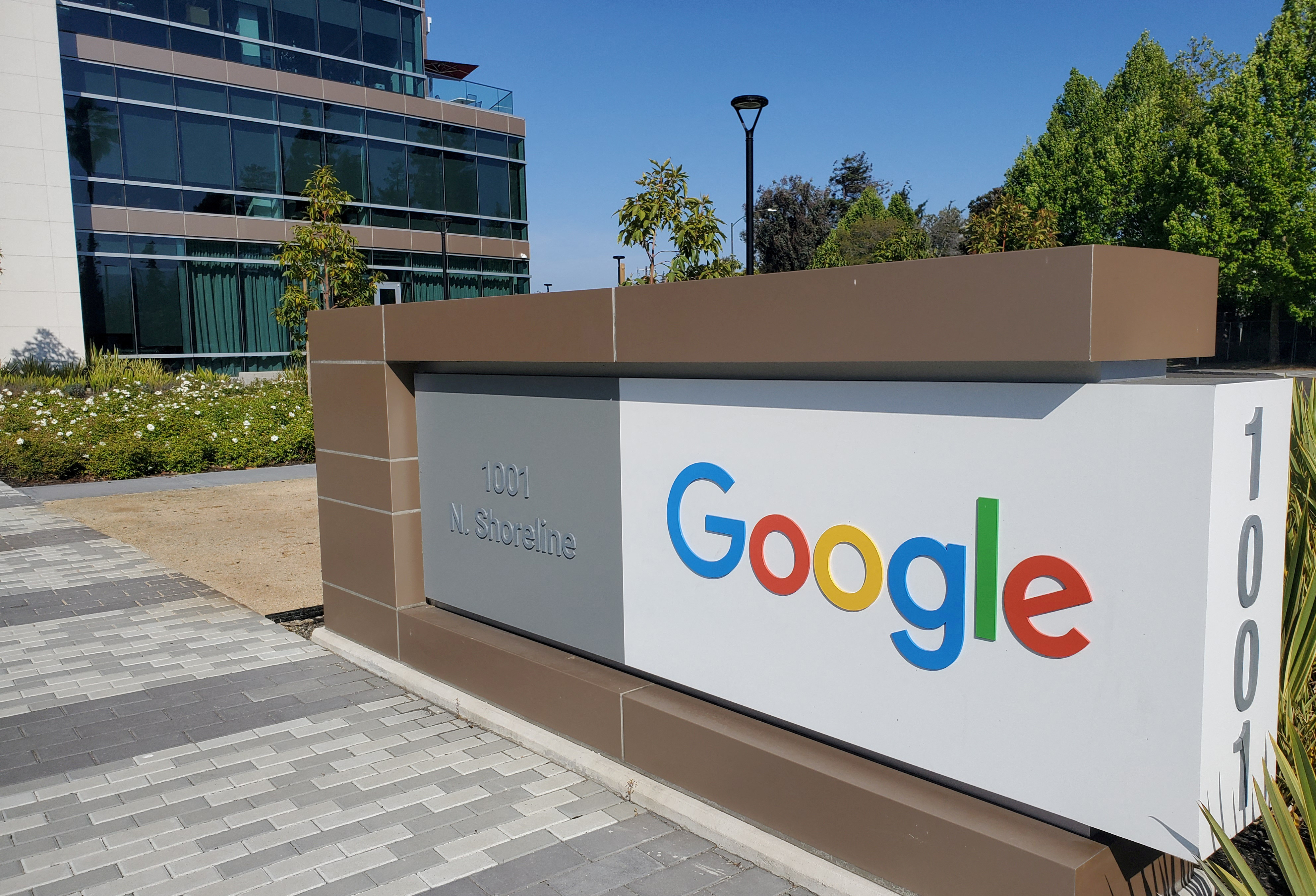 لافتة خارج مكتب Google بالقرب من مقر الشركة في ماونتن فيو ، كاليفورنيا