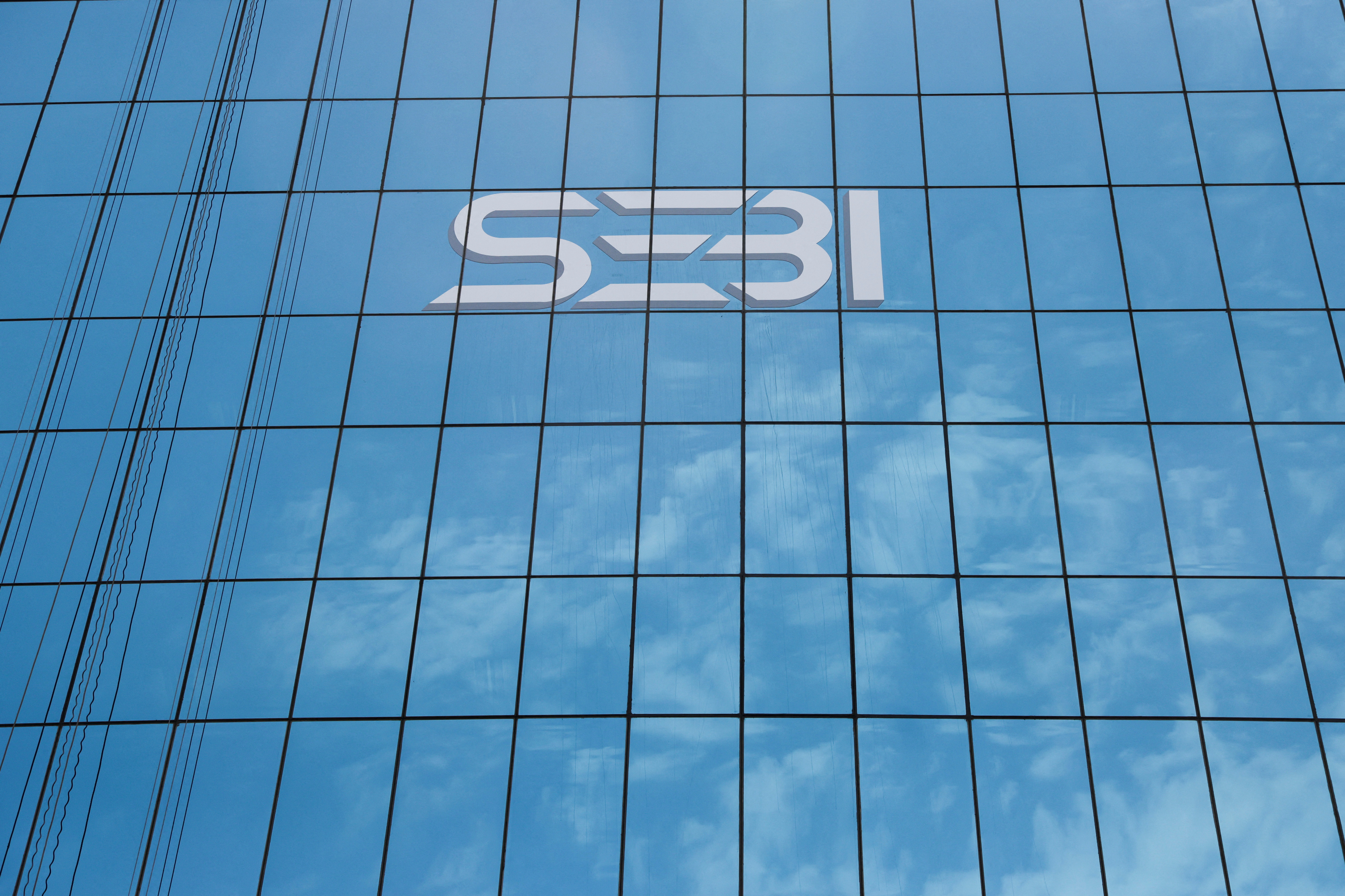 يظهر الشعار الجديد لمجلس الأوراق المالية والبورصات في الهند (SEBI) على واجهة مقرها الرئيسي في مومباي ،