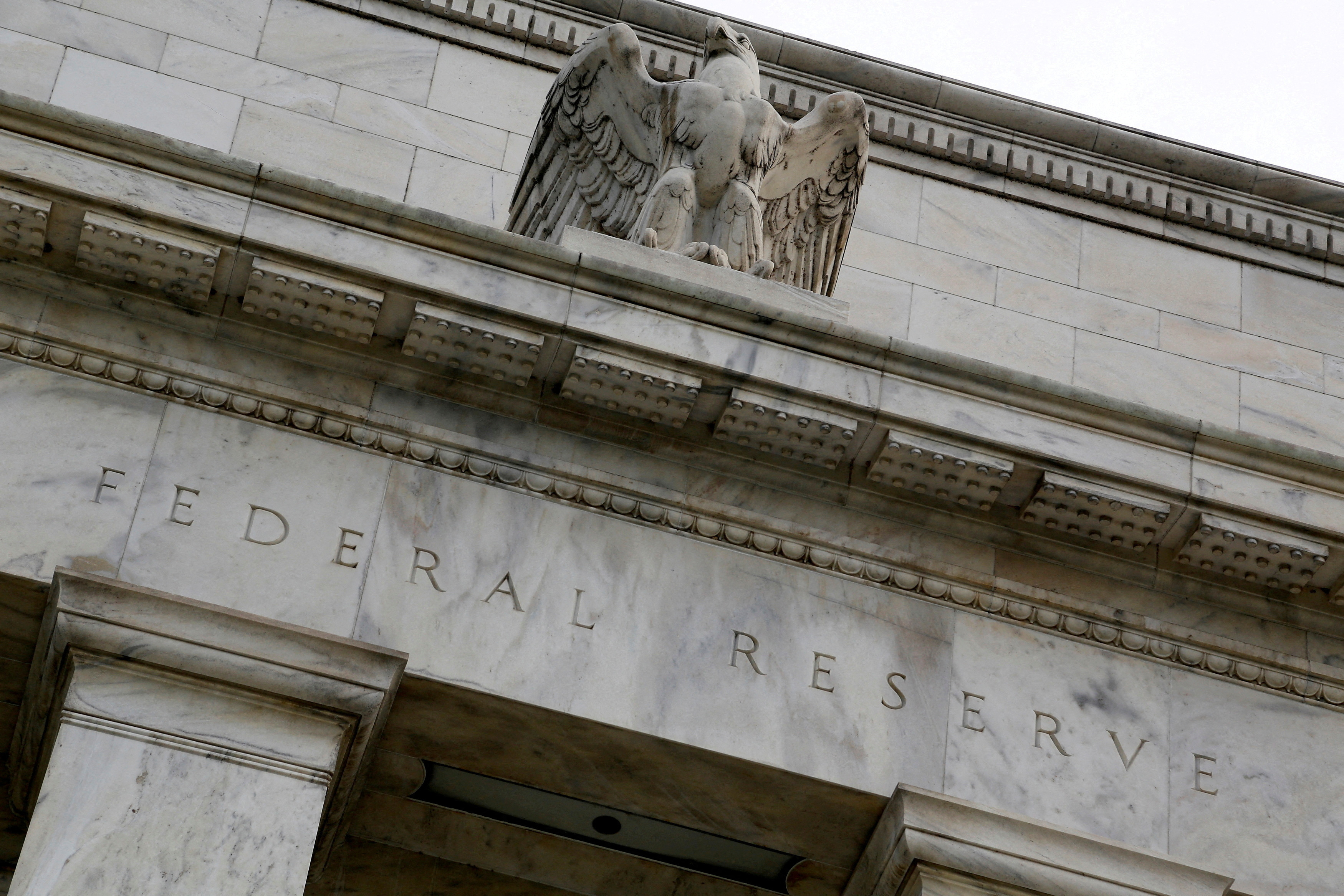 نسر يعلو واجهة مبنى الاحتياطي الفيدرالي الأمريكي في واشنطن