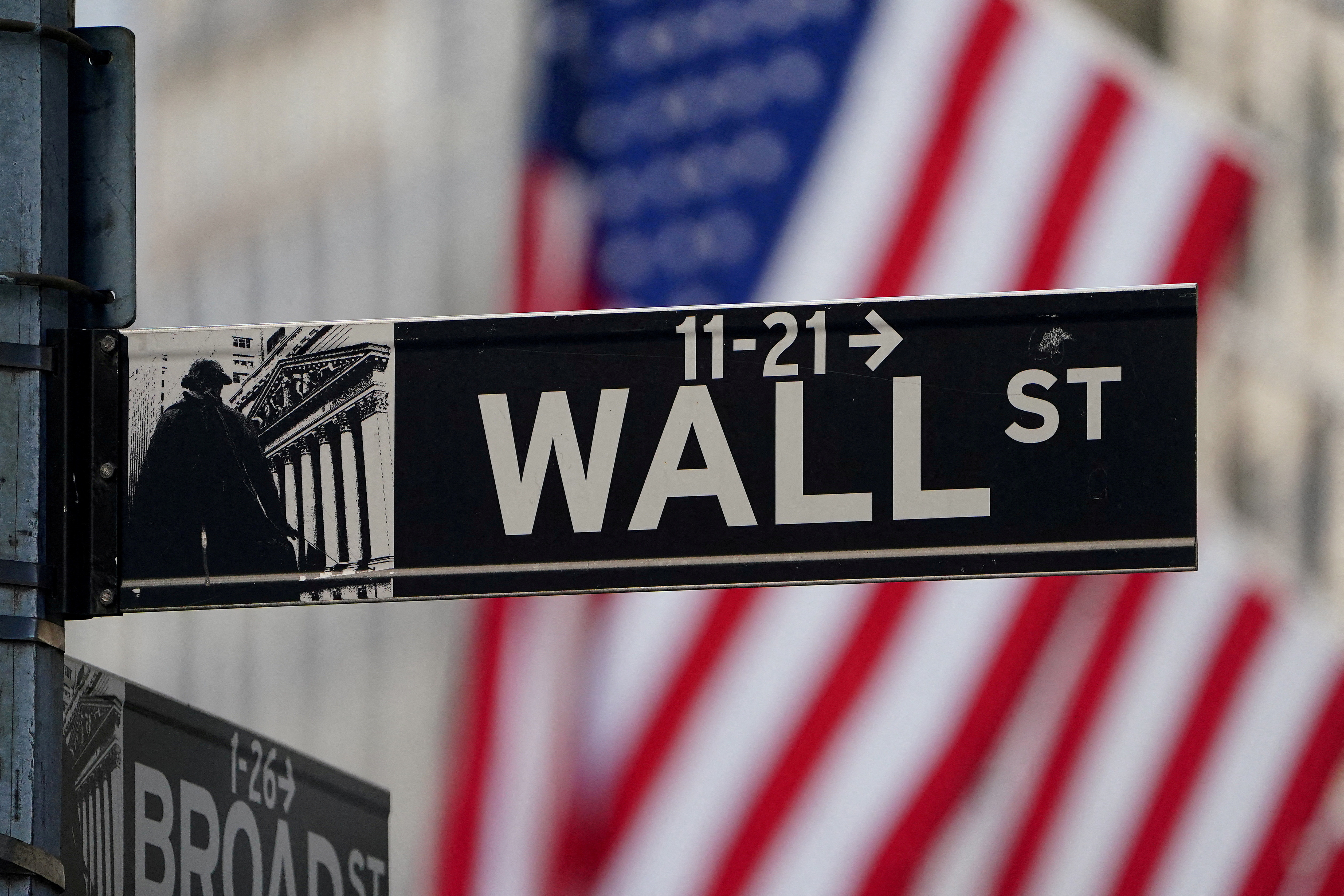 صورة الملف: تم تصوير علامة وول ستريت في بورصة نيويورك (NYSE) في مدينة نيويورك ، الولايات المتحدة