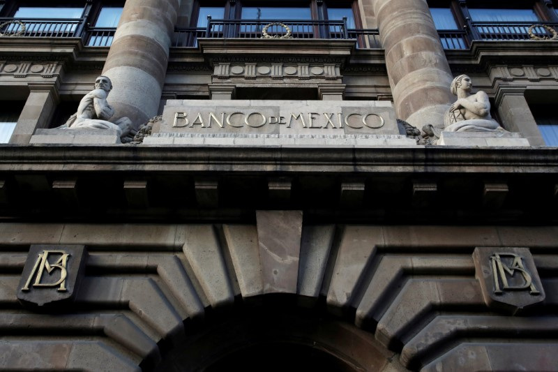 يظهر شعار البنك المركزي المكسيكي (Banco de Mexico) في مبناه في وسط مدينة مكسيكو سيتي