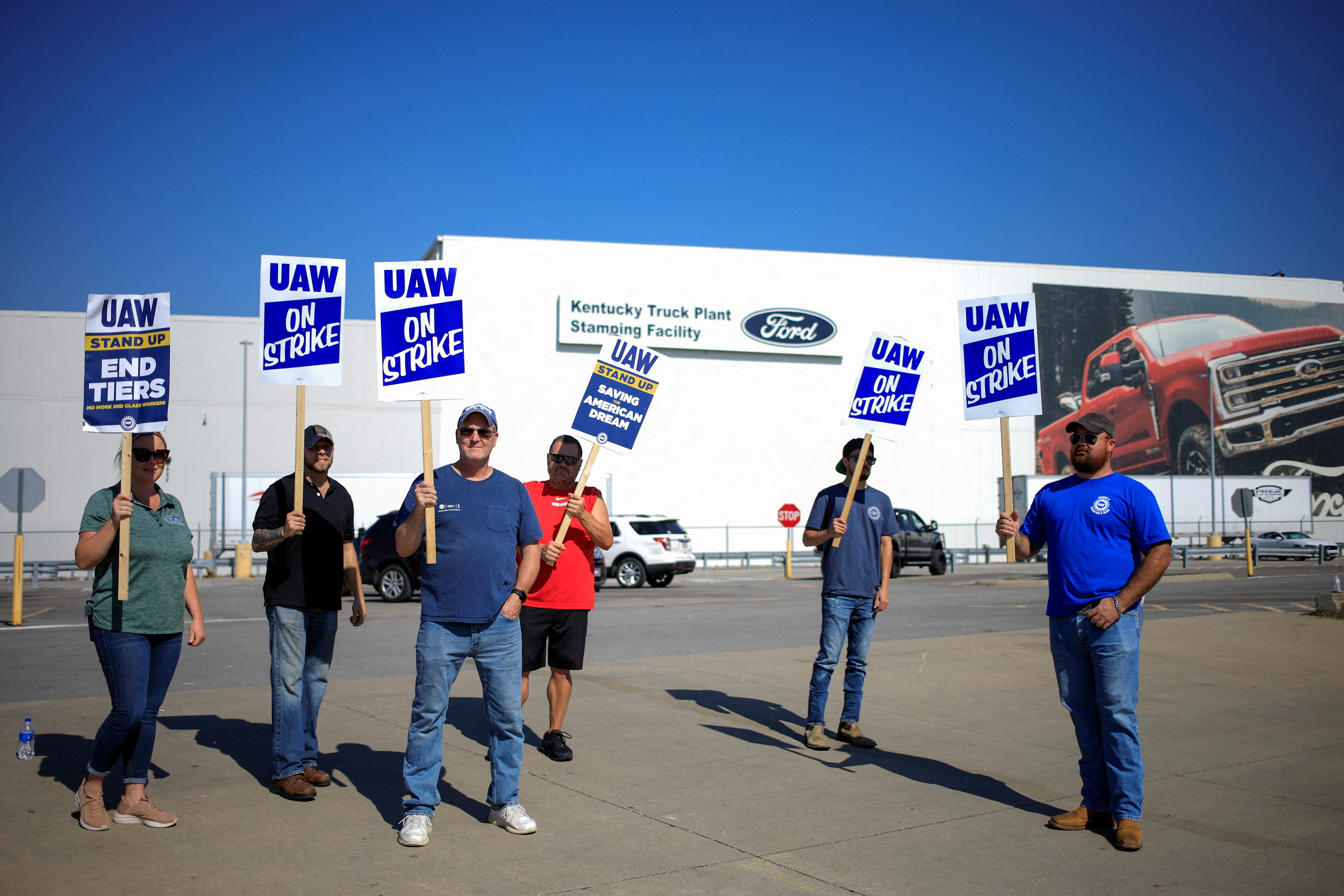 أعضاء نقابة عمال السيارات المتحدين (UAW) يعتصمون خارج مصنع شاحنات فورد في كنتاكي