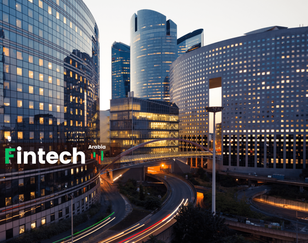 علم المغرب إلى جانب شعار صندوق النقد الدولي وفي الخلفية صورة من زلزال مراكش