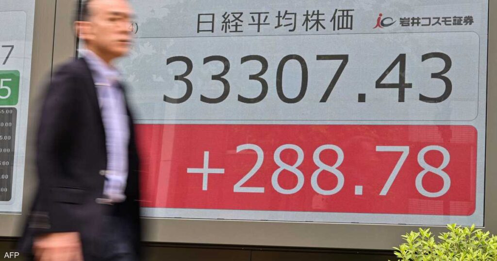 أوراق بنكنوت من فئة المئة دولار أميركي