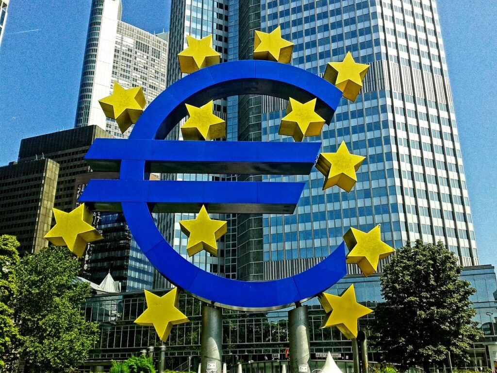 هدوء اليورو قبيل قرار البنك المركزي الأوروبي الرئيسي بشأن سعر الفائدة