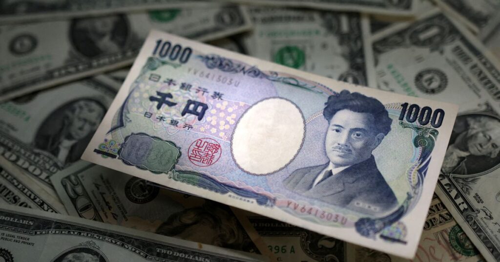 الين يتراجع مع تراجع التعديل التدريجي لسياسة بنك اليابان Illustration shows Japanese Yen and U.S. dollar banknotes