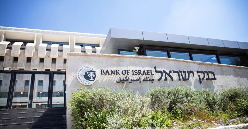 بنك إسرائيل يبيع 30 مليار دولار من النقد الأجنبي لتحقيق الاستقرار في وسط حرب غزة The Bank of Israel building is seen in Jerusalem