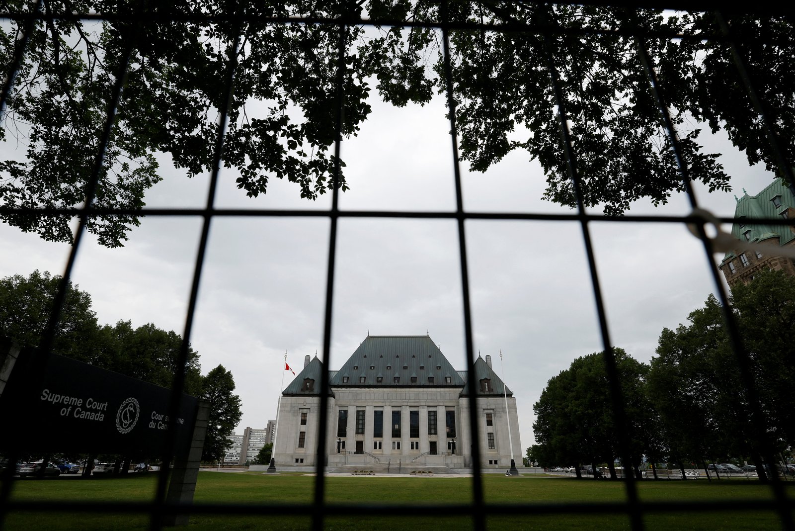 تم وضع سياج حول المحكمة العليا في كندا قبل أنشطة الاحتفال بيوم كندا والاحتجاجات المناهضة للانتداب في أوتاوا