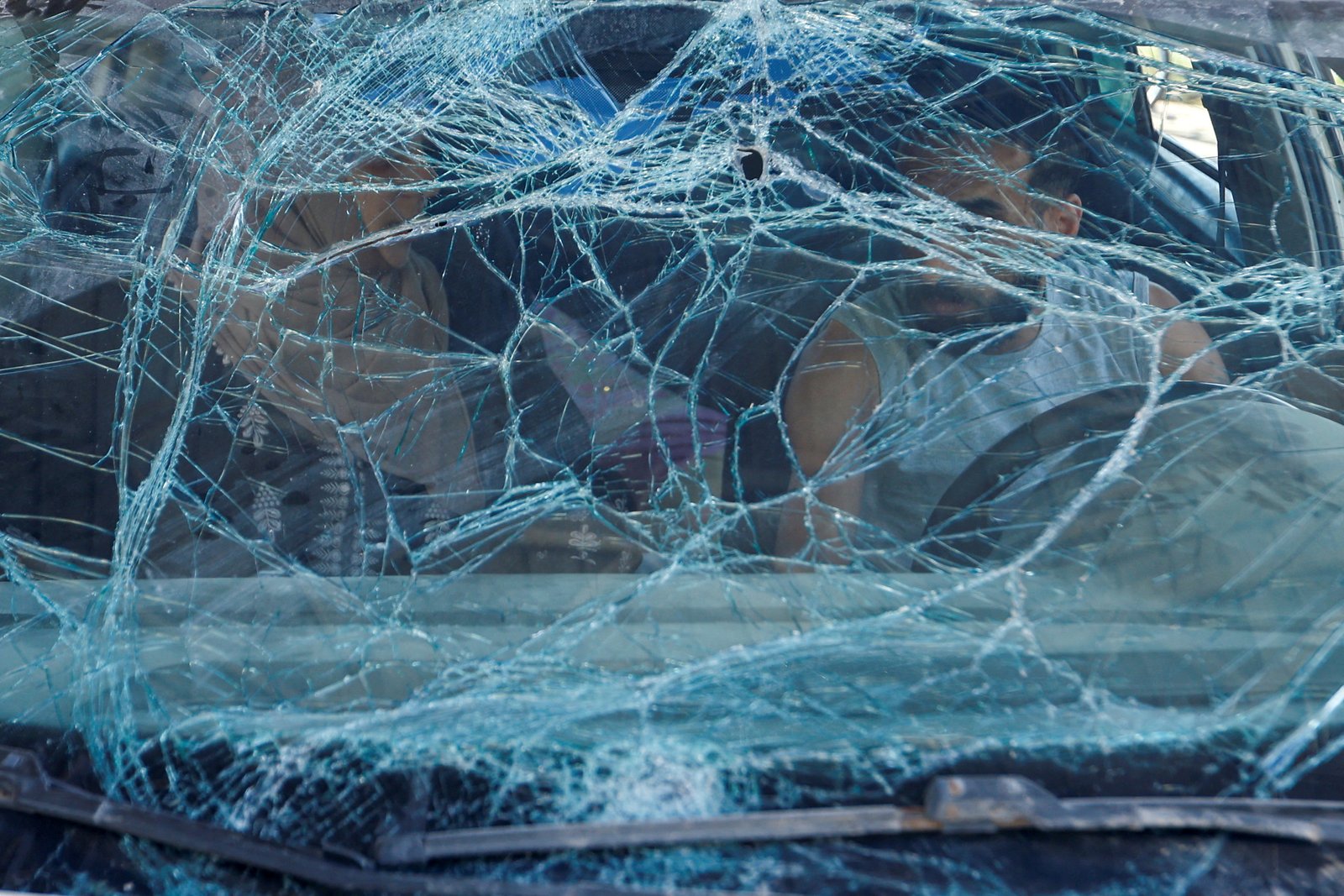 فلسطينيون يصطفون للحصول على الوقود من محطة وقود في خانيونس