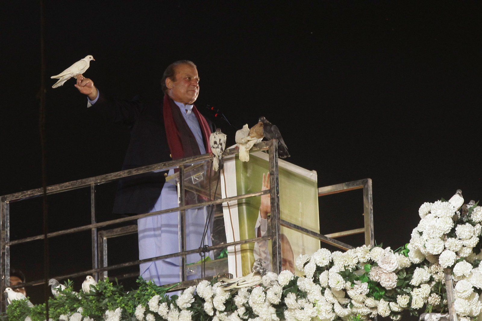 رئيس الوزراء الباكستاني السابق شريف يخاطب أنصاره لدى وصوله إلى لاهور