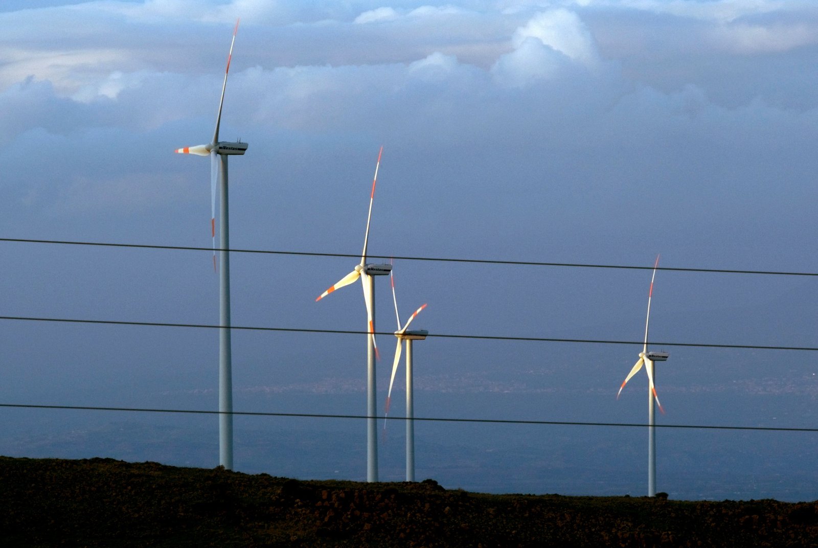 مولدات الرياح في مزرعة في الريف بالقرب من بلدة كاتانيا الصقلية، جنوب إيطاليا