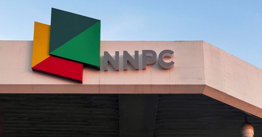 NNPC النيجيرية الآن المستورد الوحيد للبنزين حيث ضرب نقص العملات الأجنبية منافسيها The new logo of the privatised Nigeria oil company is seen at the NNPC Mega Gas Station in Abuja