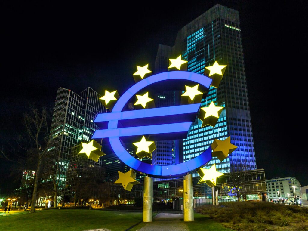 التحوط في الأسواق - بيانات البنك المركزي الأوروبي المتشائمة تؤثر على زوج EUR/USD بعد توقف سعر الفائدة