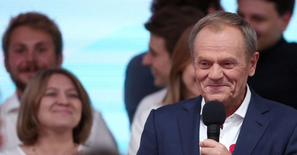 تحليل: نشوة! مفاجأة الانتخابات البولندية تحفز آمال المستثمرين Supporters and leaders of the largest opposition grouping Civic Coalition (KO) react to exit polls