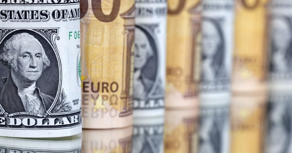 استقرار الدولار مع تعزيز طلبات إعانة البطالة الأمريكية رهانات خفض سعر الفائدة الفيدرالي Illustration shows U.S. Dollar and Euro banknotes