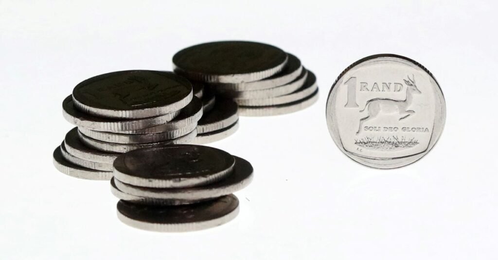 الراند الجنوب أفريقي يفقد بعض المكاسب بعد يوم من قرار البنك المركزي الكندي "المعلق" South African Rand coins are seen in this illustration picture