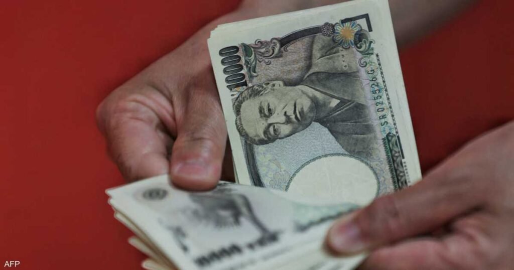 الين يوقف نزيف الخسائر بعد تحذيرات رسمية بالتدخلتوقف الين الياباني خلال تعاملات الأربعاء المبكرة، عن التراجع بعد تجدد التهديدات بتدخل الدولة في الأمر ومع تحول اهتمام المستثمرين إلى اجتماع سياسات يعقده مجلس الاحتياطي الفيدرالي (المركزي الأميركي) في وقت لاحق من اليوم. الين الياباني مقابل الدولار الأميركي