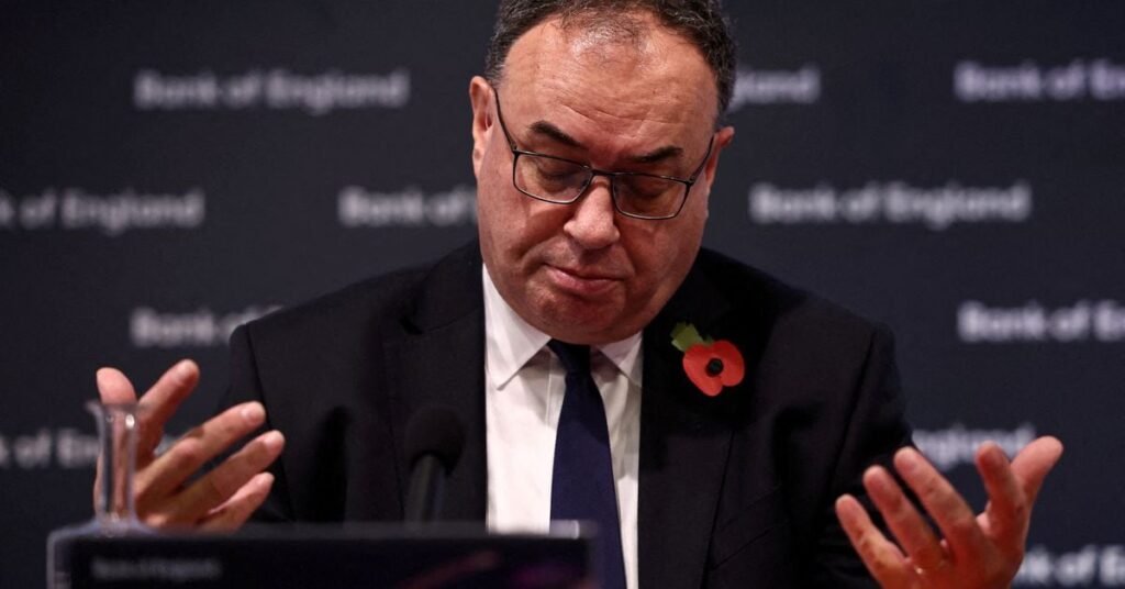 بيلي من بنك إنجلترا يسعى إلى تعاون وثيق مع أيرلندا بشأن تنظيم الصناديق Governor of the Bank of England Andrew Bailey attends a press conference in London