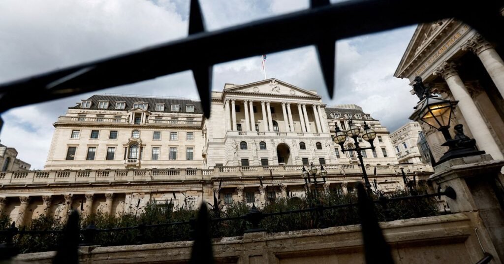 سوق العمل الخاطئ في المملكة المتحدة يعني أن أسعار الفائدة يجب أن تظل مرتفعة - بنك إنجلترا هاسكل General view of the Bank of England building, in London