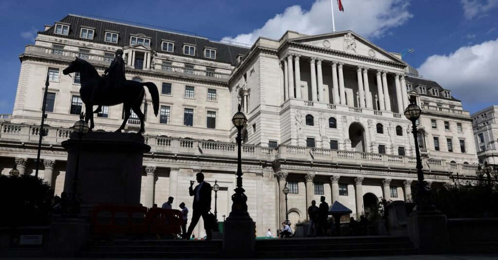 لا تخلط بين العملاء والعملات المستقرة ، بنك إنجلترا يحذر المقرضين Pedestrian walks past the Bank of England in London