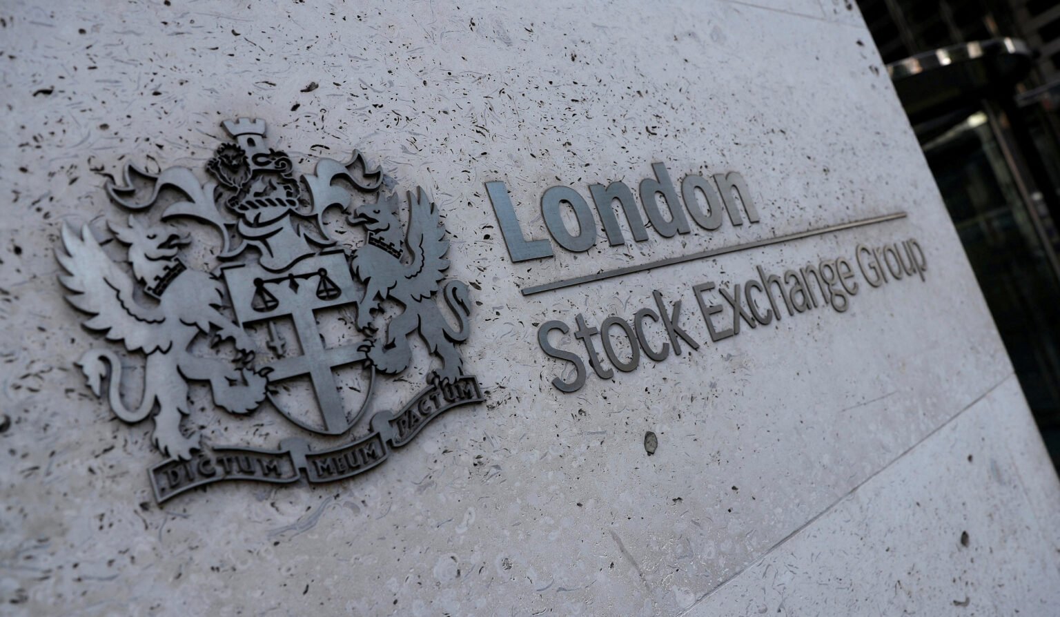 الأسهم ترتفع مع تراجع الدولار قبيل بيانات التضخم الأمريكية