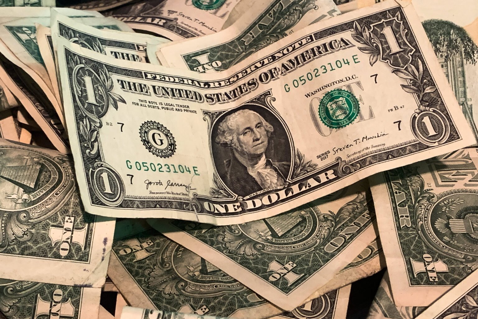 الدولار يتراجع أمام الانخفاضات الرئيسية