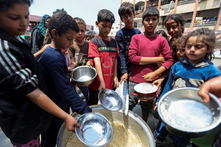 «تُشعر الناس كأنهم بمنازلهم» المطبخ العالمي تقدم مليون وجبة في غزة منذ عودتها ثاني بن أحمد الزيودي وزير دولة للتجارة الخارجية الإماراتي مع يوليا سفيريدينكو وزيرة الاقتصاد الأوكرانية أثناء التوقيع على بيان إنهاء المفاوضات