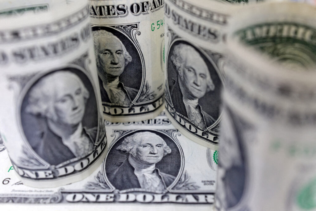 الأسهم بالقرب من الاستقرار ، والدولار ينخفض مع ...
