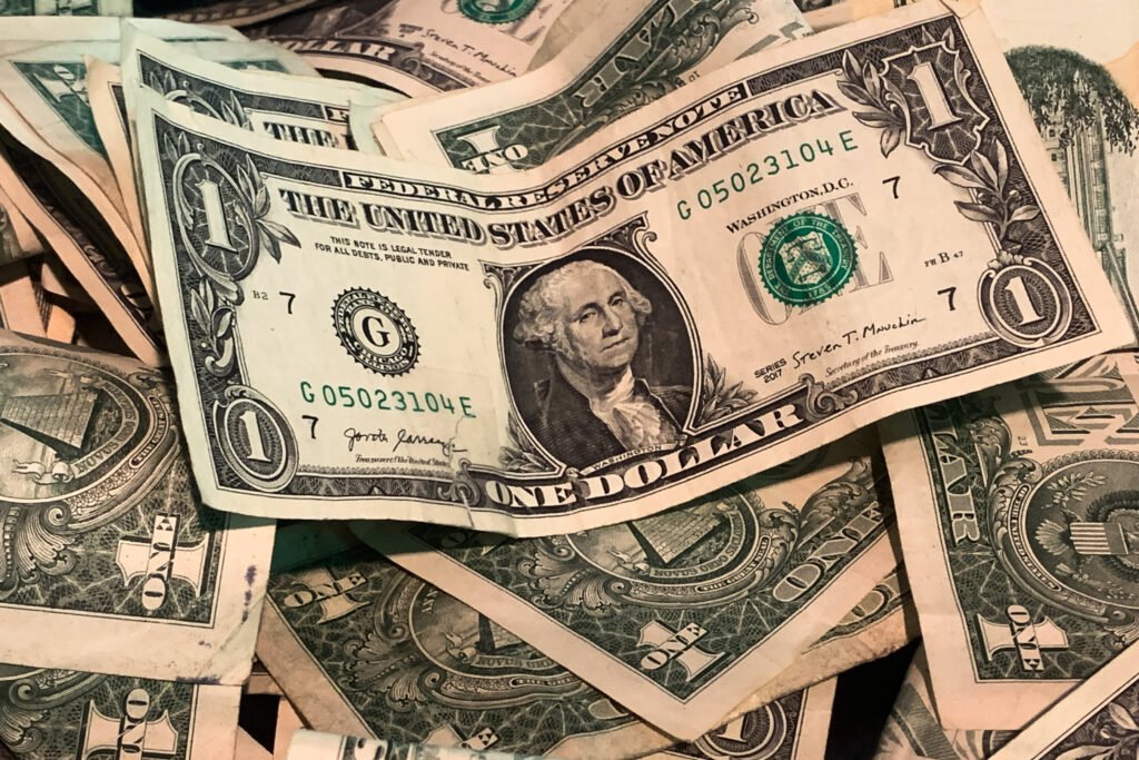 الدولار يتراجع أمام الانخفاضات الرئيسية