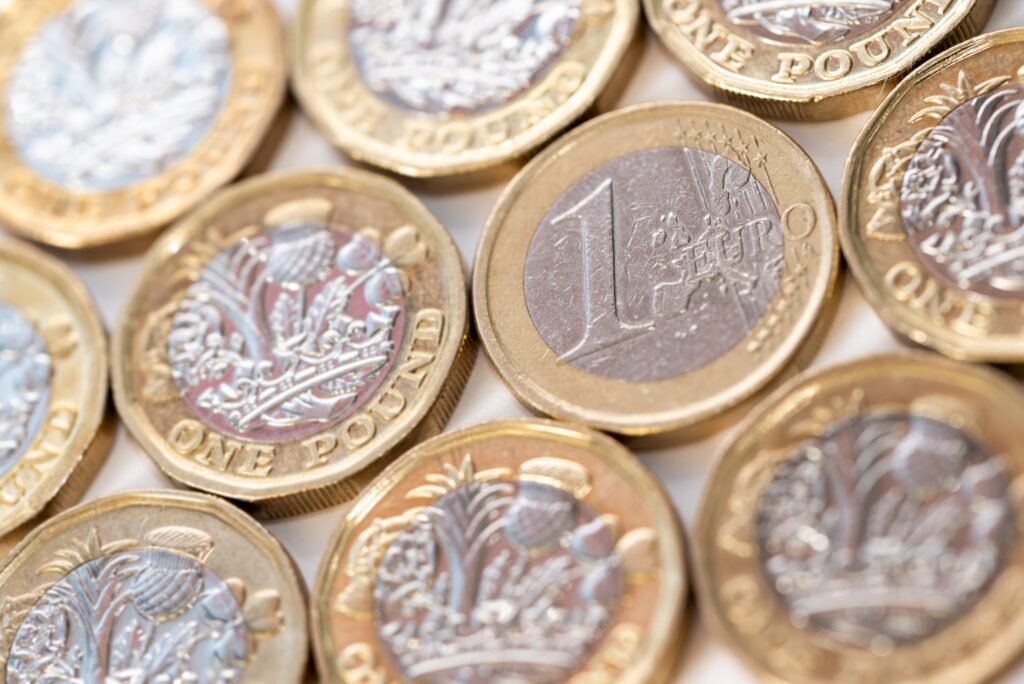 الجنيه الإسترليني يلامس أعلى مستوى له في ثلاثة أسابيع مقابل الاتحاد الأوروبي...