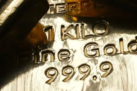 الذهب يتراجع بفعل ارتفاع الدولار وارتفاع الأسعار الأمريكية الذهب يتراجع بفعل ارتفاع الدولار وارتفاع الأسعار الأمريكية