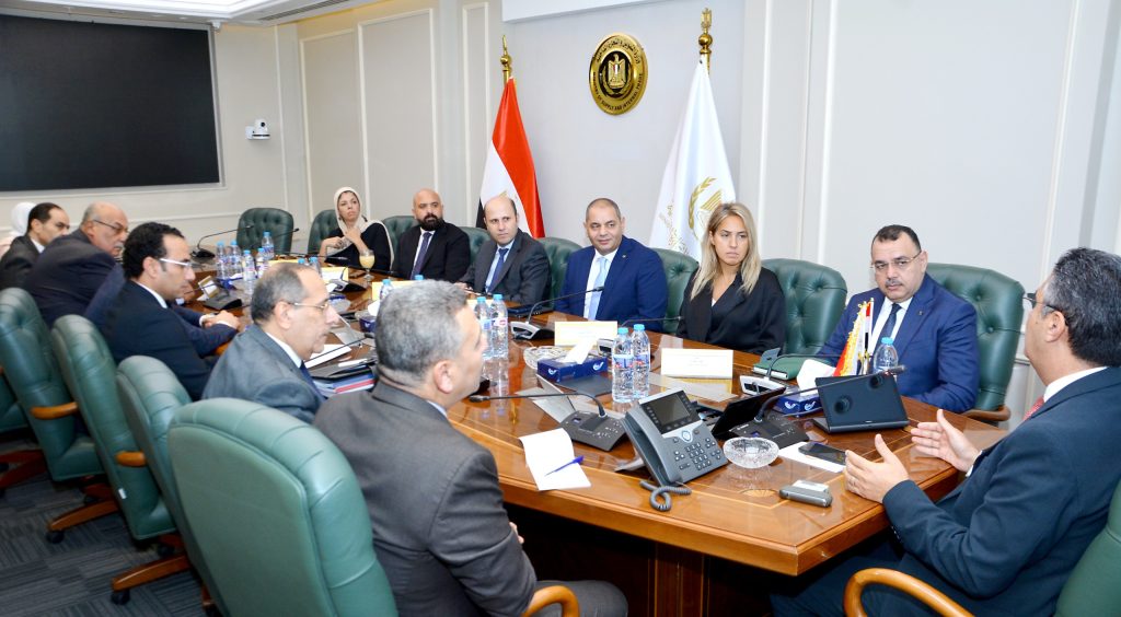 وزير التموين المصري يدرس مع «البريد» و«فيزا» تطوير منظومة المدفوعات داخل المنافذ التموينية وزير التموين المصري يدرس مع «البريد» و«فيزا» تطوير منظومة المدفوعات داخل المنافذ التموينية