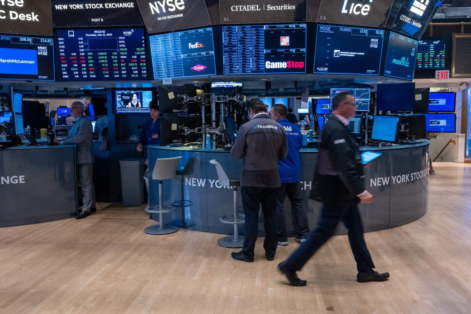 وصلت العقود الآجلة لمؤشر داو جونز إلى أعلى مستوى لها على الإطلاق حيث ...