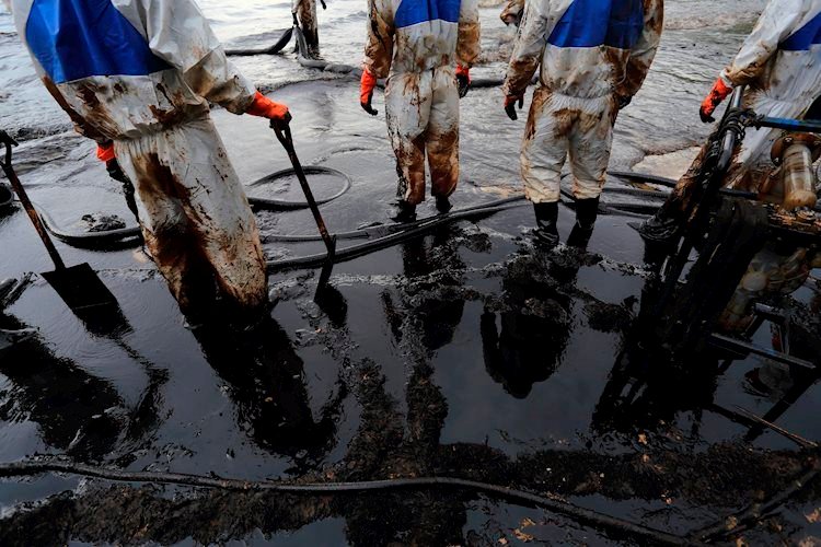 النفط الخام يقفز فوق 70 دولارا... النفط الخام يقفز فوق 70 دولارا...