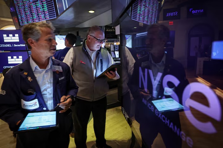 وول ستريت تنخفض مع فرض تعريفة ترامب ... وول ستريت تنخفض مع فرض تعريفة ترامب ...