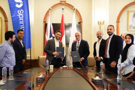 منصة «سبرنتس» التعليمية توقع اتفاقية مع الجامعة البريطانية في مصر (BUE) لتمكين الشباب وتأهيلهم لسوق العمل
