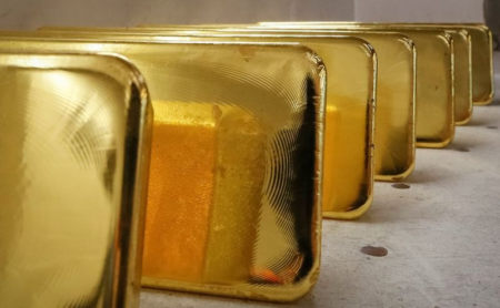 أسعار الذهب تنخفض قليلا عن تراجع...