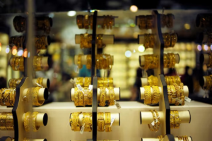الذهب ينزلق مع ارتفاع الدولار ، ...