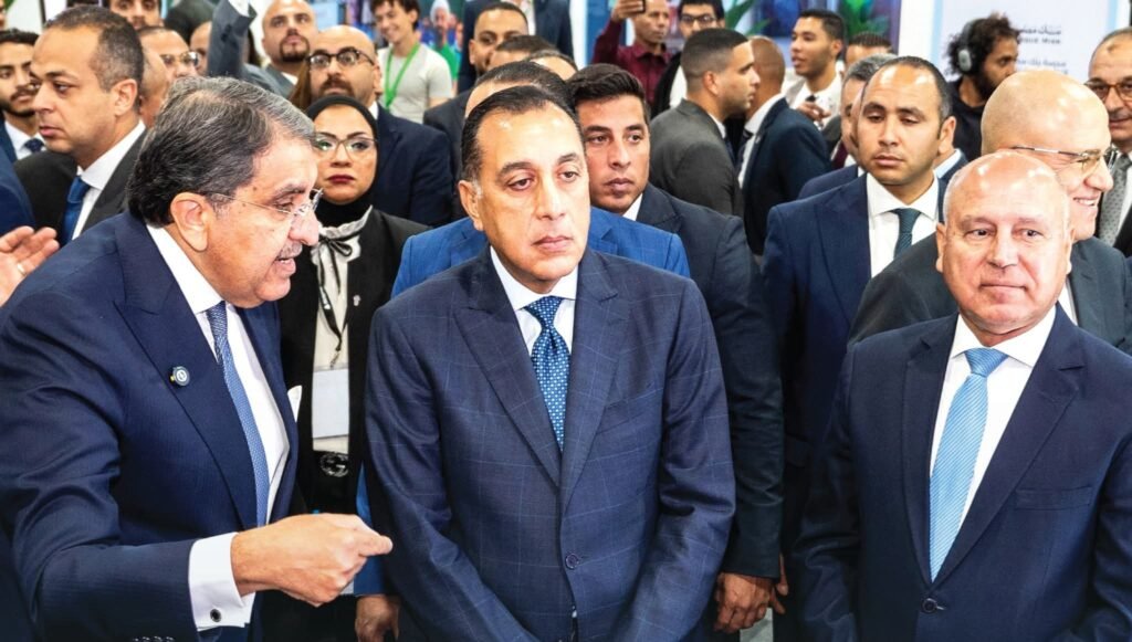 رئيس الوزراء والفريق كامل الوزير يزوران جناح مجموعة «إي فاينانس» بمعرض «TransMEA»