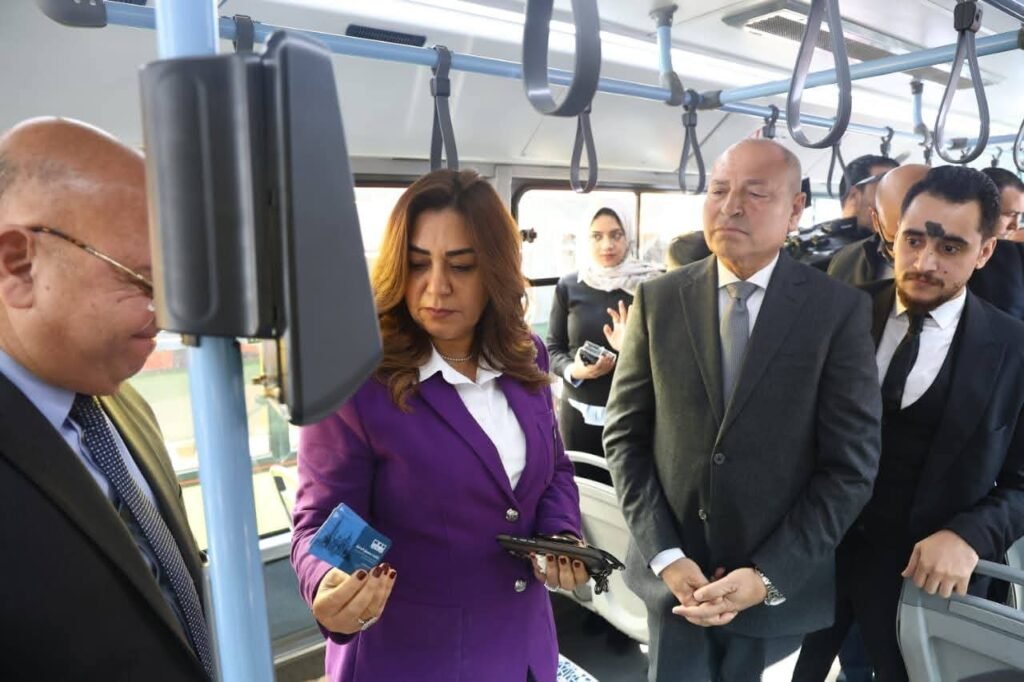 «الحكومة المصرية» تبدأ تطبيق منظومة الدفع الإلكتروني للتذاكر في 300 أتوبيس وكروت للدفع المسبق وتطبيق «طوالي»