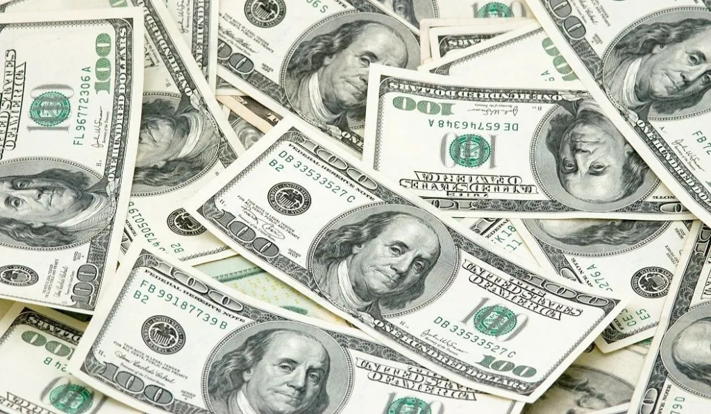 الدولار الأمريكي يتجاوز أعلى مستوى له خلال 10 أشهر... الدولار الأمريكي يتجاوز أعلى مستوى له خلال 10 أشهر...