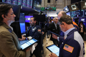 الأسهم تتراجع عند الافتتاح بينما الولايات المتحدة-إيرا...