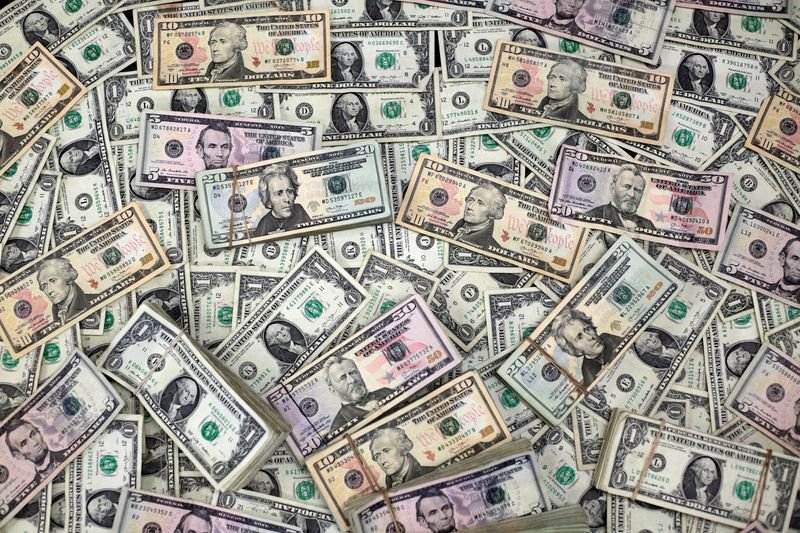 الدولار الأمريكي ينخفض مع موت إيران الرئيسي... الدولار الأمريكي ينخفض مع موت إيران الرئيسي...