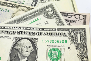 الدولار ينخفض مع توقف الآمال في المزيد...