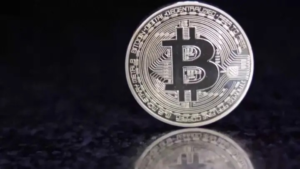 سعر البيتكوين اليوم: ثابت فوق الدولار...