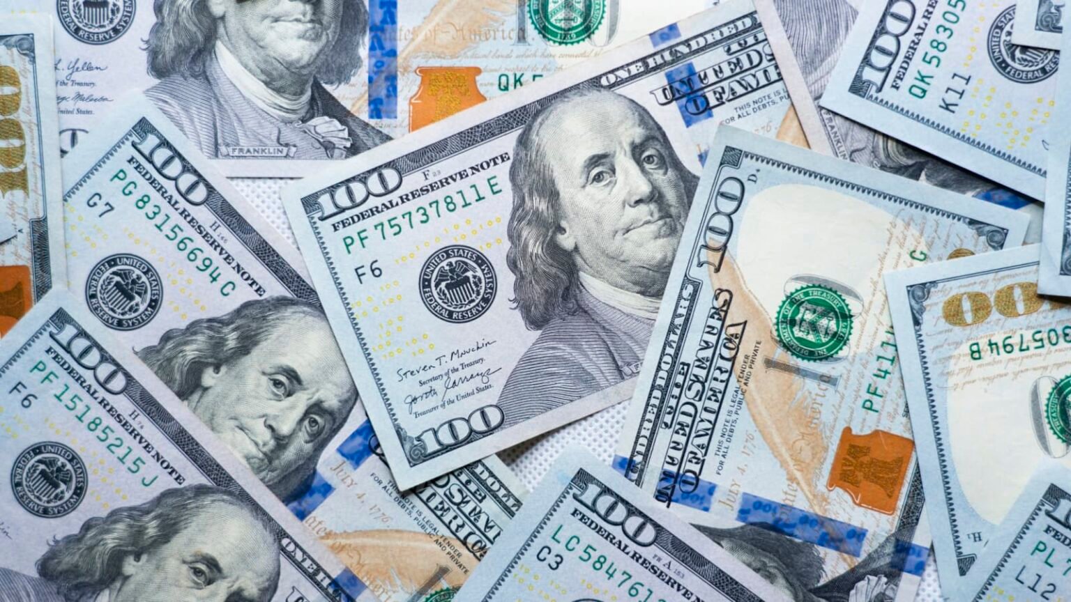 الدولار بالقرب من أعلى مستوى خلال أسبوع كأمريكي ساخن....