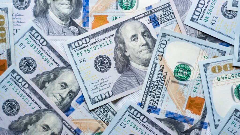 الدولار بالقرب من أعلى مستوى خلال أسبوع كأمريكي ساخن....