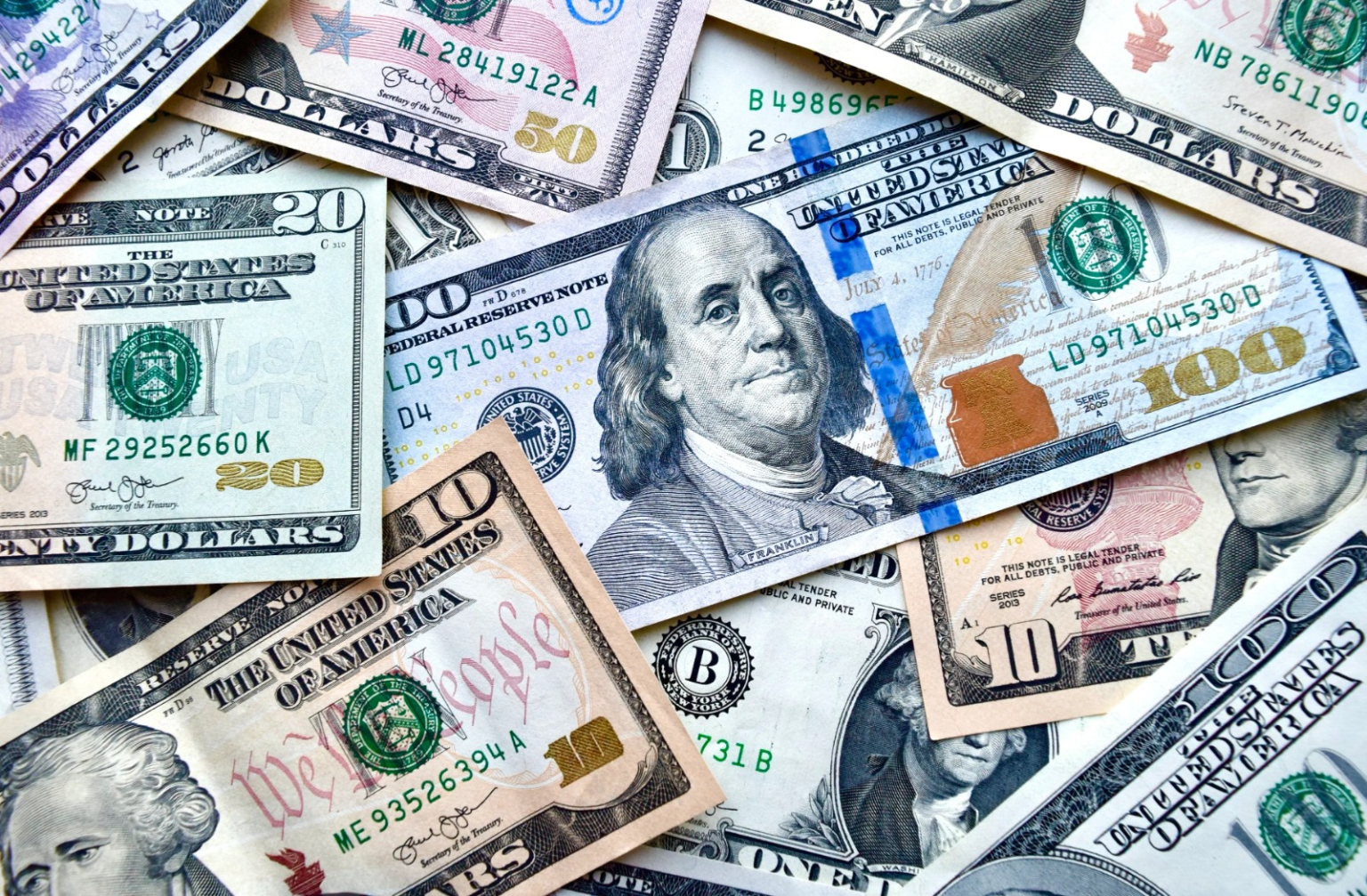 الدولار يخطو في الماء بينما تتحدث الولايات المتحدة وإيران... الدولار يخطو في الماء بينما تتحدث الولايات المتحدة وإيران...