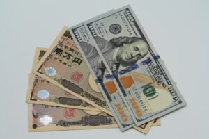 الين الياباني يرتفع ضد دمية أمريكية... الين الياباني يرتفع ضد دمية أمريكية...