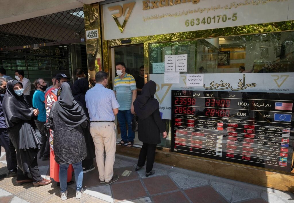 الريال الإيراني يسجل أدنى مستوى قياسي مع بيع البنك المركزي للدولار لدعم العملة الريال الإيراني يسجل أدنى مستوى قياسي مع بيع البنك المركزي للدولار لدعم العملة